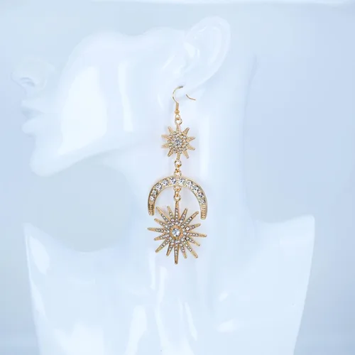 Vista 4 de Exaggerated - Aretes de gota con diseño de luna de sol y estrellas con diamantes de imitación punk para mujer