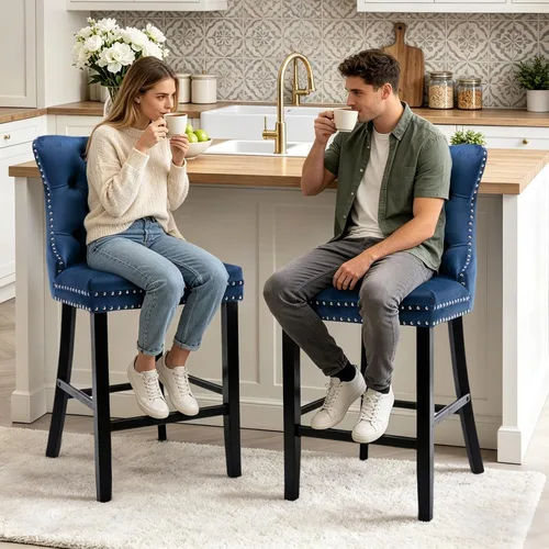 Vista 141 de SoarFlash Juego de 2 taburetes de bar tapizados de terciopelo moderno con patas de madera, botones acolchados, cabeza de clavo cromada, asiento