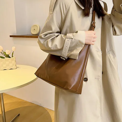 Vista 2 de Bolso Hobo para mujer - Bolso de mano de cuero vegano, bolso de hombro y cartera para mujer, bolso de hombro grande y suave Marrón claro