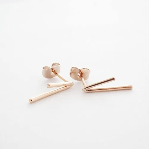 Vista 2 de HONEYCAT Lucy Tiny Drop Bar - Pendientes en oro, oro rosa o plata, joyería minimalista y delicada