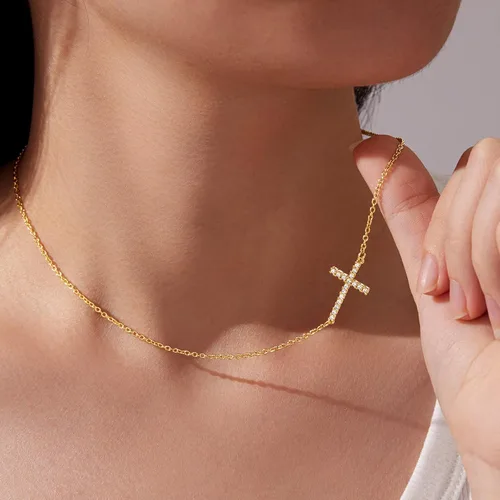 Vista 32 de Collar de cruz para mujeres y niñas, delicado chapado en oro de 14 quilates, gargantilla con dije de cruz que no se deslustra, impermeable, moderno