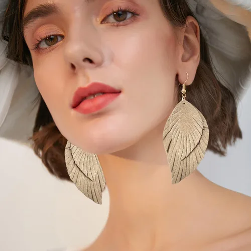 Vista 4 de JIUIQL Aretes colgantes hechos a mano, de piel auténtica, con flecos, de doble pluma, de color ligero, de poliuretano, para mujeres y niñas, joyería
