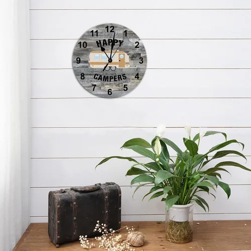 Vista 4 de Reloj redondo de madera de estilo chic con temática de campamento Happy Campers con números arábigos, funciona con pilas, silencioso, sin tictac