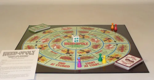 Vista 2 de WorldWise Imports, juego Weed-Opoly.