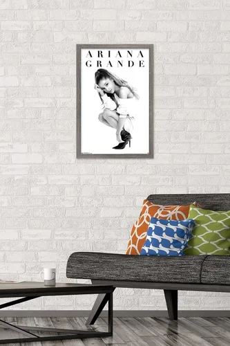 Vista 2 de Trends International Ariana Grande - Póster de pared de luna de miel, 22.4 pulgadas de largo x 14.7 pulgadas, versión enmarcada en madera de granero