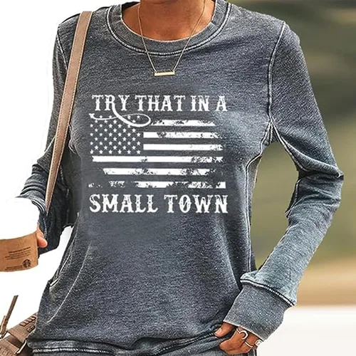 Vista 2 de Camiseta de manga larga con texto en inglés "Try That In A Small Town" para mujer, camiseta de cuello redondo