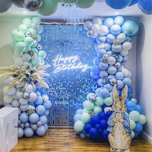 Vista 2 de 12 paneles cuadrados de lentejuelas brillantes para pared color azul claro (Baby Blue) telón de fondo decorativo para fiestas de bodas