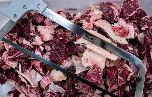 Vista 2 de ¡Carne! Sierra de carne de 16 pulgadas con hoja de acero inoxidable, mango de agarre cómodo y tensión ajustable, para cortar huesos, procesar carne