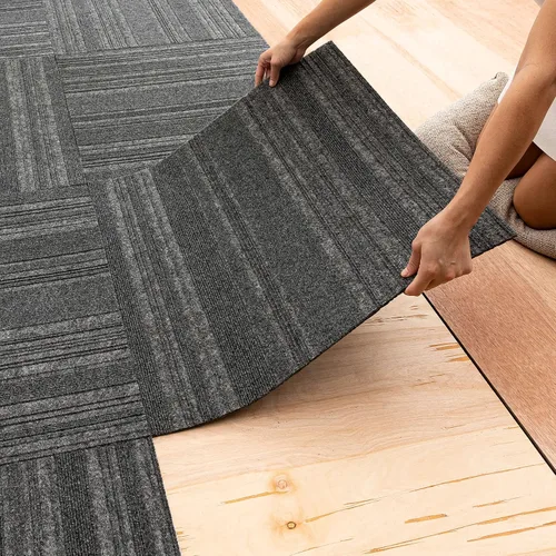 Vista 16 de Mohawk Home Baldosa de alfombra de 24" x 24" para interiores/exteriores, altura de pelo de 0.25", despegar y pegar, poliéster negro, (15 baldosas)
