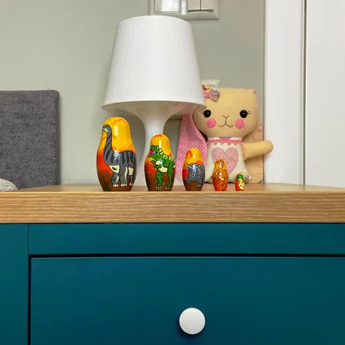 Vista 7 de AEVVV Juego de 5 muñecas anidables de dinosaurio, muñeca Matryoshka con figuras de dinosaurios - Dinosaurio de madera - Decoración de habitación