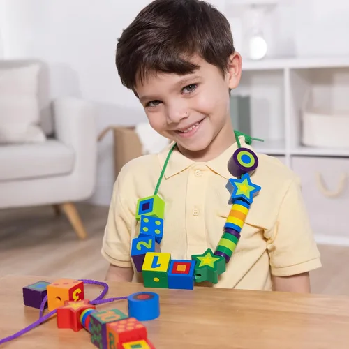 Vista 2 de Cuentas de madera para enlazar Melissa & Doug, actividad educativa con 27 mostacillas y 2 cintas