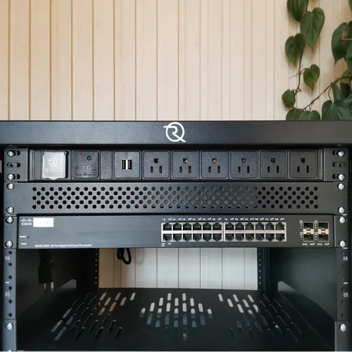 Vista 4 de RIVECO PDU 6 tomacorrientes con 2 puertos USB, regleta flexible de montaje en rack para gabinete de servidor de 19 pulgadas, con protector