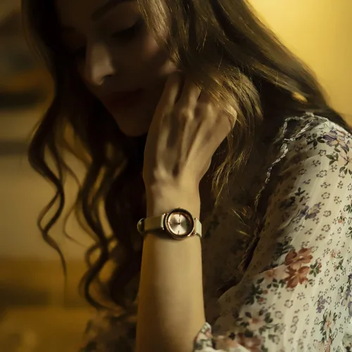 Vista 7 de Reloj de mujer con diamantes para muñeca pequeña, correa de cuero con lente de cristal para mujer, resistente al agua