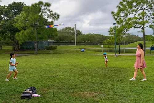Vista 9 de El juego original de los años 90, mosca más de 50 yardas, béisbol de cuero y cola de nailon tricolor, 8 años de edad, color rojo