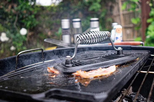 Vista 5 de BBQ Dragon Prensa para parrilla de hierro fundido – Prensa de hamburguesas, tocino y panini resistente de 2.9 libras – Pre sazonada para asar