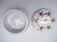 Vista 2 de Essence of Europe Gifts Caja de joyería redonda clásica de cerámica con temática victoriana de 2.5 pulgadas GermanGiftOutlet