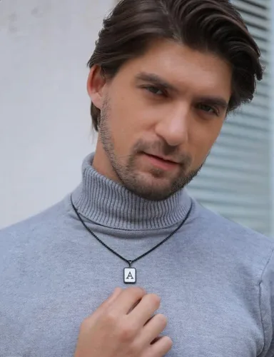 Vista 3 de Airrty Collar con colgante de letra A-Z con inicial para hombres y mujeres, chapado en plata de ley, collares de letras para hombres, caja cuadrada