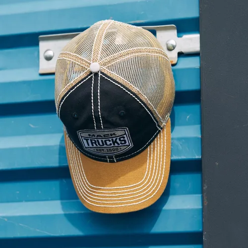 Vista 6 de Mack Trucks Est. 1900 Gorra de malla de camionero Snapback de dos tonos negro y caqui, NegroCaqui