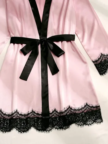 Vista 4 de WDIRARA Conjunto de pijama de satén de 3 piezas para mujer con ribete de encaje y pantalones cortos con bata