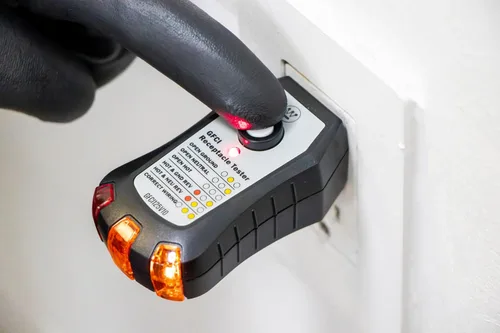 Vista 4 de Westinghouse - Probador de receptáculo y toma de corriente GFCI enchufable, probador de voltaje de enchufe eléctrico de 3 puntas, 120 V, uso