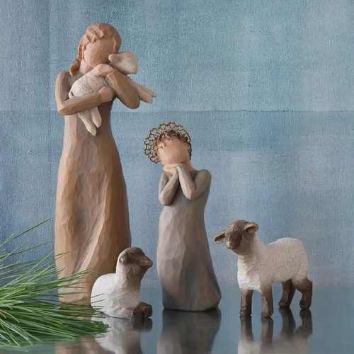 Vista 5 de Willow Tree Paz en la Tierra, un abrazo de paz, figura sostiene cordero como expresión de bendiciones pacíficas para el nacimiento de Navidad