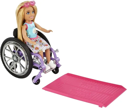 Vista 2 de Barbie Muñeca y silla de ruedas Chelsea con ruedas móviles, rampa, hoja de calcomanías y accesorios, muñeca pequeña con cabello rubio Multicolor