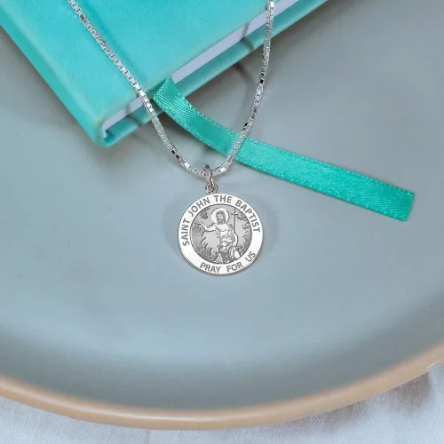 Vista 6 de PicturesOnGold.com Medalla religiosa de San Juan Bautista, tamaño de níquel de 34 pulgadas, plata de ley, joyería de protección, regalos cristianos