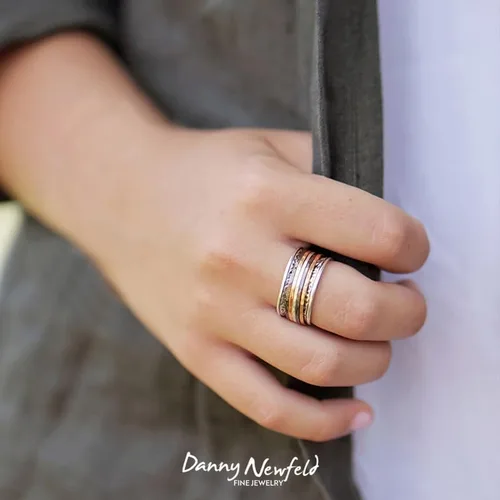 Vista 2 de Paz Creations - Anillos giratorios de plata de ley 925 para mujeres y hombres, anillo de meditación de banda gruesa con patrón martillado, joyería