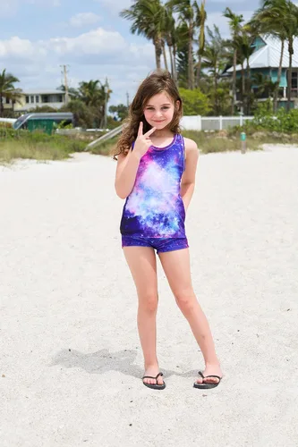 Vista 2 de Belovecol - Traje de baño de dos piezas estilo tankini para el verano y la playa, con camiseta de protección y shorts, tallas de 4 a 11 años
