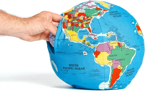 Vista 2 de Pocket Earth HUGG-A-PLANET Globo de felpa suave para niños Juguete educativo Montessori para niños, adolescentes, adultos, profesores y padres