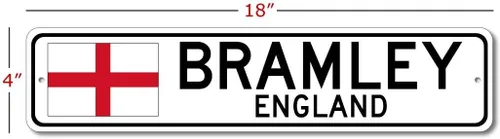 Vista 2 de Bramley, letrero de calle con bandera de Inglaterra - Letrero de metal novedoso, letrero personalizado, letrero de calle de la cueva del hombre
