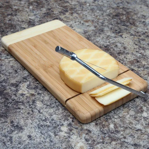 Vista 3 de Home-X - Tabla de cortar de queso de bambú con cortador de queso de alambre de acero inoxidable, el mejor electrodoméstico de cocina dos en uno