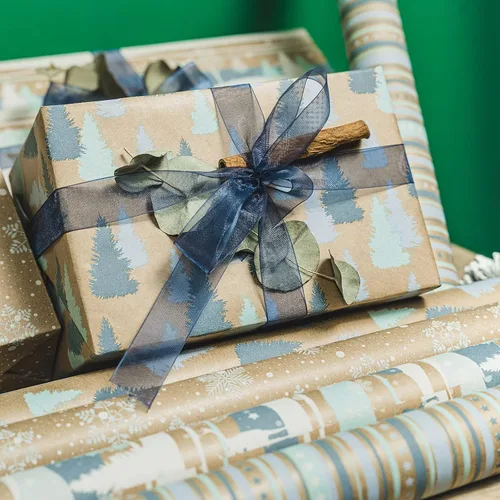 Vista 3 de RUSPEPA Papel de regalo de Navidad, papel kraft – reno, rayas y copos de nieve en diseño azul – 4 rollos – 30 pulgadas x 10 pies por rollo