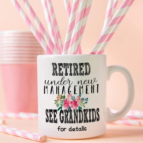 Vista 2 de Fatbaby Regalos de jubilación para mujeres, taza de café con texto en inglés "Retirement Under New Management" para ver a los nietos, taza de café