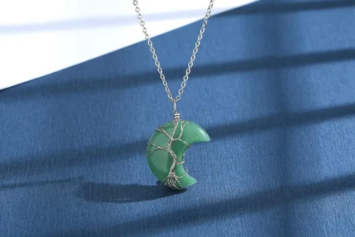 Vista 3 de MAIBAOTA Collar de cristal curativo, collar de luna creciente envuelta en alambre de la vida del árbol, collares con colgante de piedra natural