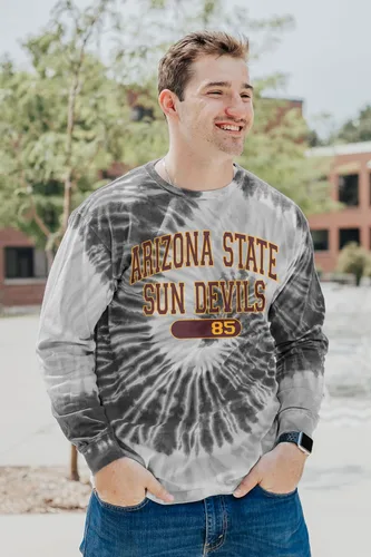 Vista 23 de Blue 84 Camiseta de manga larga con licencia oficial de la NCAA para mujer, teñido anudado