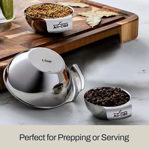 Vista 4 de Juego de tazas medidoras mini de acero inoxidable All-Clad Kitchen Essentials 3 piezas, incluye 1, 1/2 y 1/4 tazas medidoras apilables, accesorios