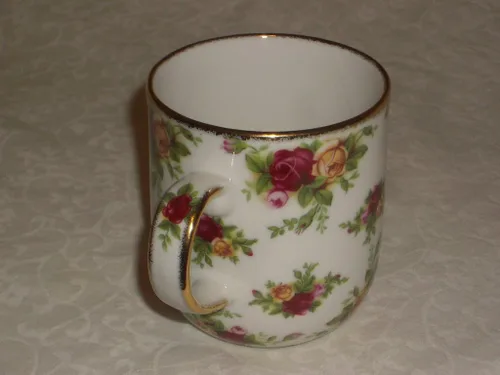 Vista 2 de Royal Albert Old Country Roses - Taza clásica de porcelana