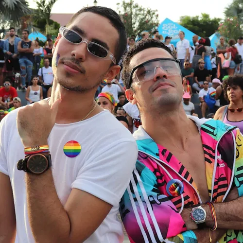 Vista 3 de UBGICIG 19 piezas de accesorios LGBTQ de orgullo ajustable, collar de orgullo para parejas, aretes de arco iris, calcomanías de arco iris, pines