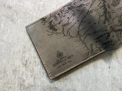 Vista 21 de Billetera vintage hecha a mano para hombre – Cuero auténtico plegable con grabado de mapa, regalo personalizable, Castaño, medio, Billetera plegable