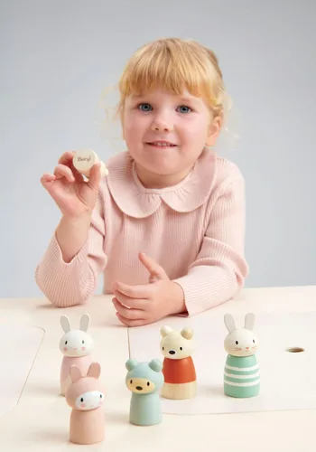Vista 7 de Tender Leaf Toys - Bear Tales - Juego de muñecas complementarias de casa de muñecas de madera, figuras de 3 piezas de familia de osos para niños