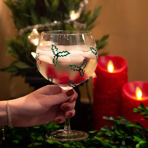 Vista 4 de Pavilion Gift Company Feliz Navidad - Acebo y bayas - Copa de vino pintada a mano (24 oz)