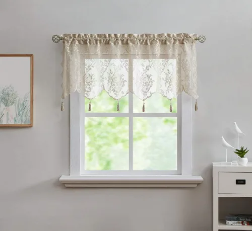 Vista 8 de LinenZone Cenefa de encaje transparente con 6 borlas y parte inferior festoneada para cocina, baño, comedor, sala de estar, dormitorio o sótano.