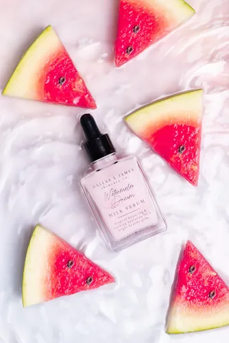 Vista 3 de Dallas & James Skincare Co. - Suero de leche de ensueño de sandía con mora, suero hidratante/suero calmante - con ácido hialurónico, aloe y pepino