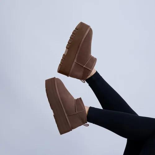 Vista 6 de CUSHIONAIRE Botas de plataforma Hippy Genuine Suede para mujer + espuma viscoelástica