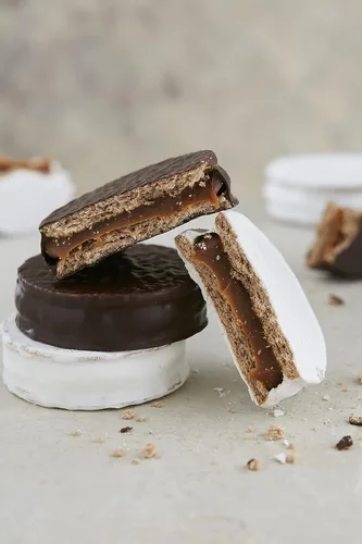 Vista 3 de Havanna Alfajores Mixtos, galletas sándwich de chocolate y Dulce de Leche, caja de 12