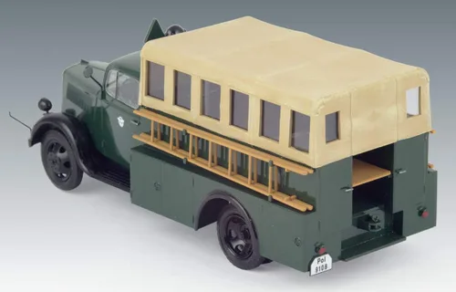 Vista 4 de ICM Modelos Tipo 2,5-32 KZS 8 WWII Alemán Camión de Bomberos Ligero Modelo Kit