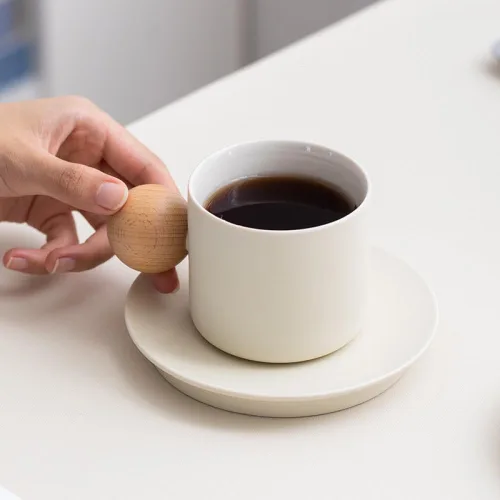 Vista 2 de Sizikato Juego de taza y platillo de porcelana con mango de bola de madera, taza de café de 7 onzas