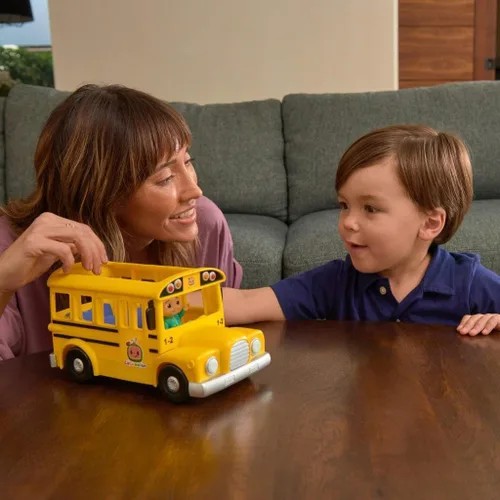 Vista 9 de CoComelon Autobús escolar amarillo musical oficial, reproduce clips de "Wheels on The Bus", con figura JJ extraíble, juguetes de personajes
