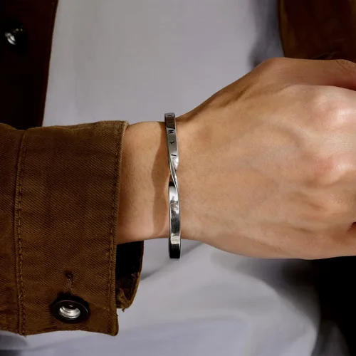 Vista 8 de VNOX Pulsera de joyería vikinga nórdica para hombre y mujer, pulsera nórdica vikinga nórdica de 24 runas del alfabeto, pulsera mobius torcida